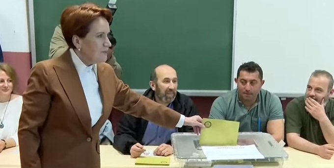 Meral Akşener oyunu kullandı! Sandık başında böyle dua etti