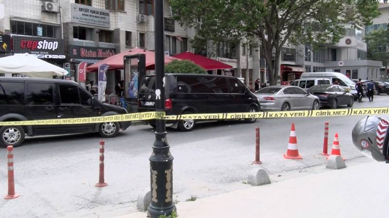 Büyükçekmece Adliyesi önünde korku dolu anlar! Silahlar havada uçuştu