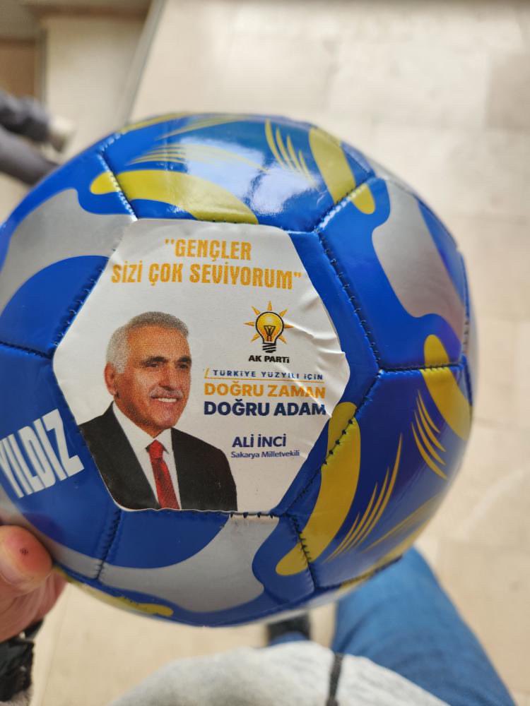 Ümit Dikbayır açıkladı! AK Partili aday okullarda bakın ne dağıtmış