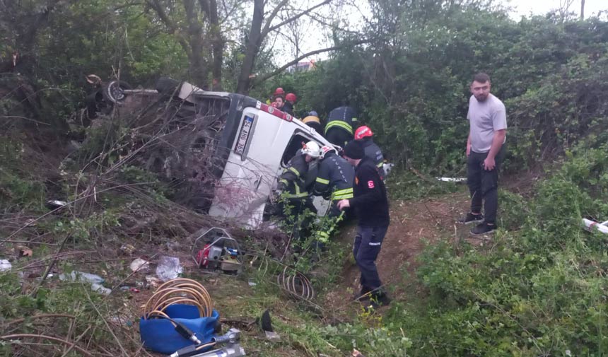 TEM'de servis minibüsü şarampole yuvarlandı! Çok sayıda yaralı var