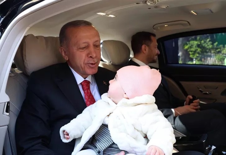 Erdoğan, bir bebeği makam aracına alıp sevdi! Ailesine 'İlk çocuğun mu?' diye sordu