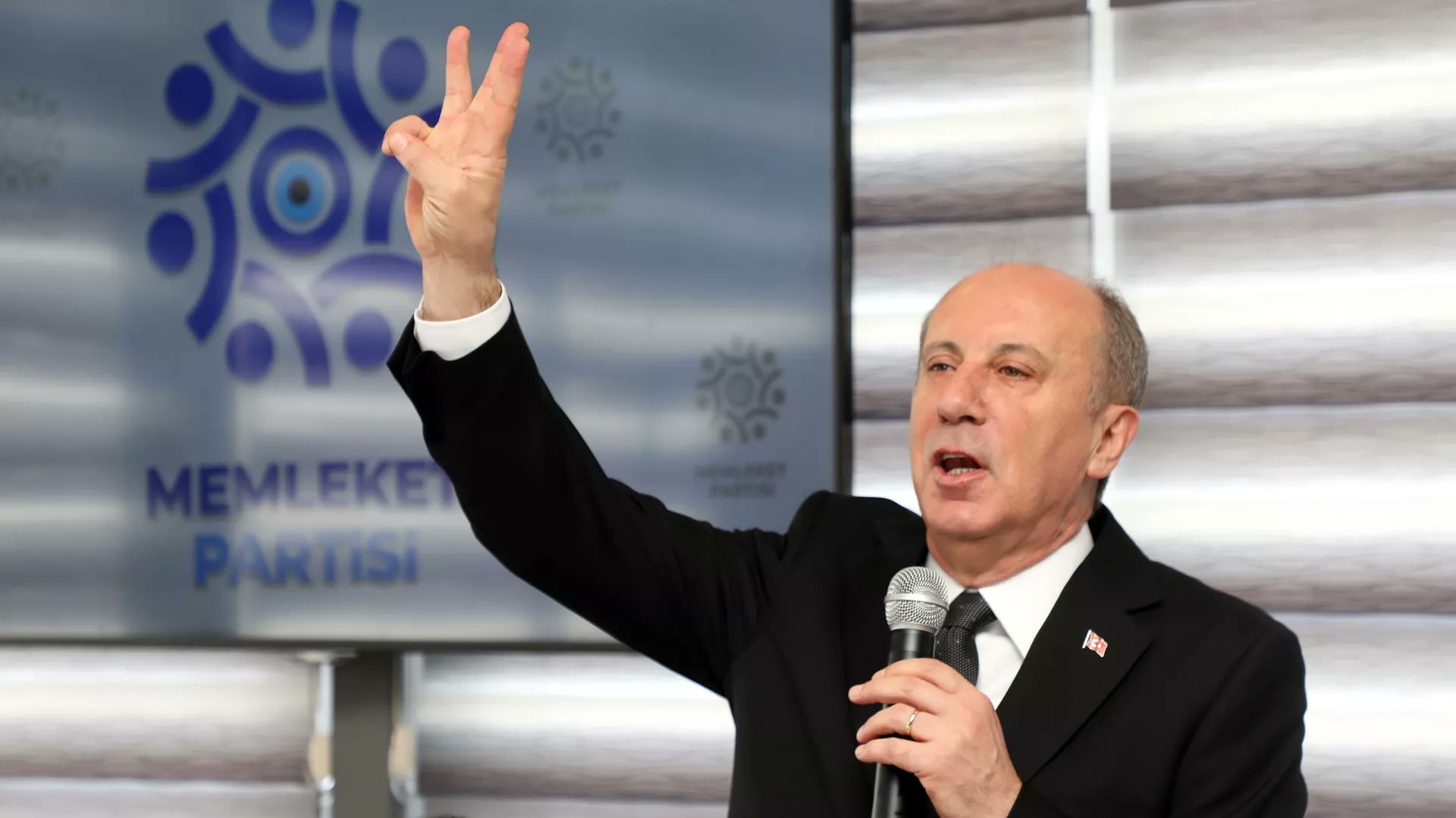 Muharrem İnce partisinin selamlama işaretini tanıttı! Bakın anlamı ne…