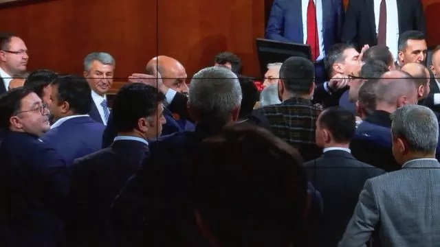 İBB Meclisi'nde gergin anlar! 'Cami sattınız' sözleri ortalığı karıştırdı