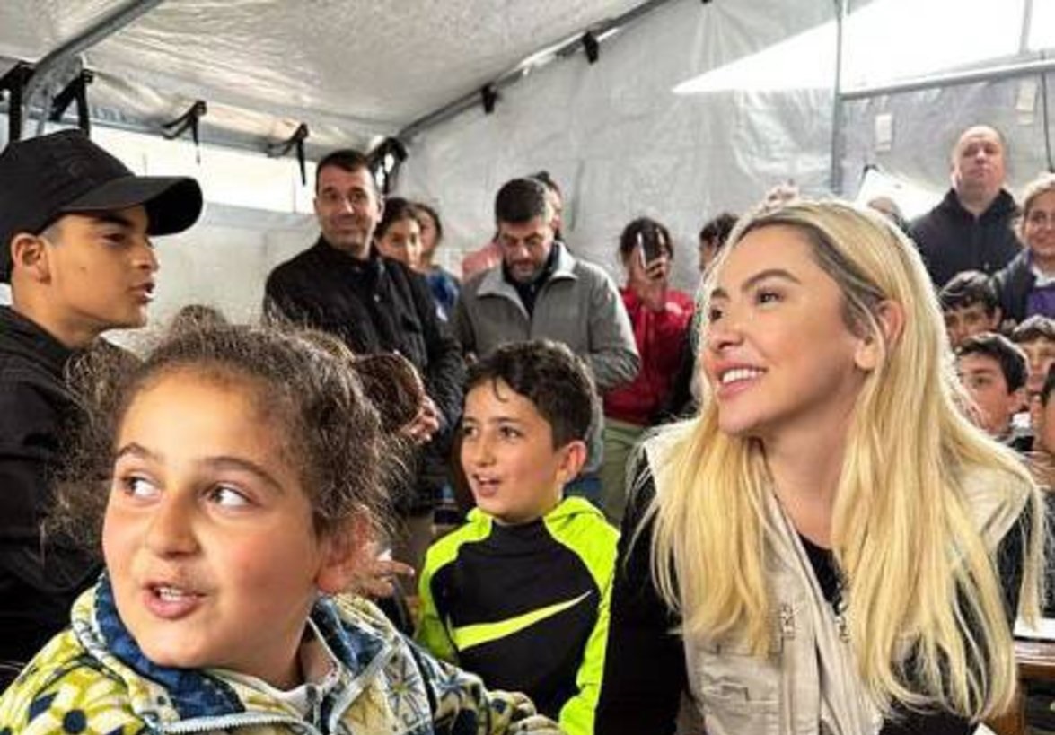 Hadise Hatay'a gitti! Çocuklarla birlikte derslere katıldı…