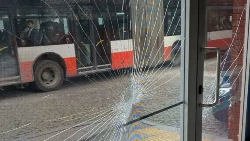 CHP İzmir seçim bürosuna taşlı saldırı! Polis harekete geçti