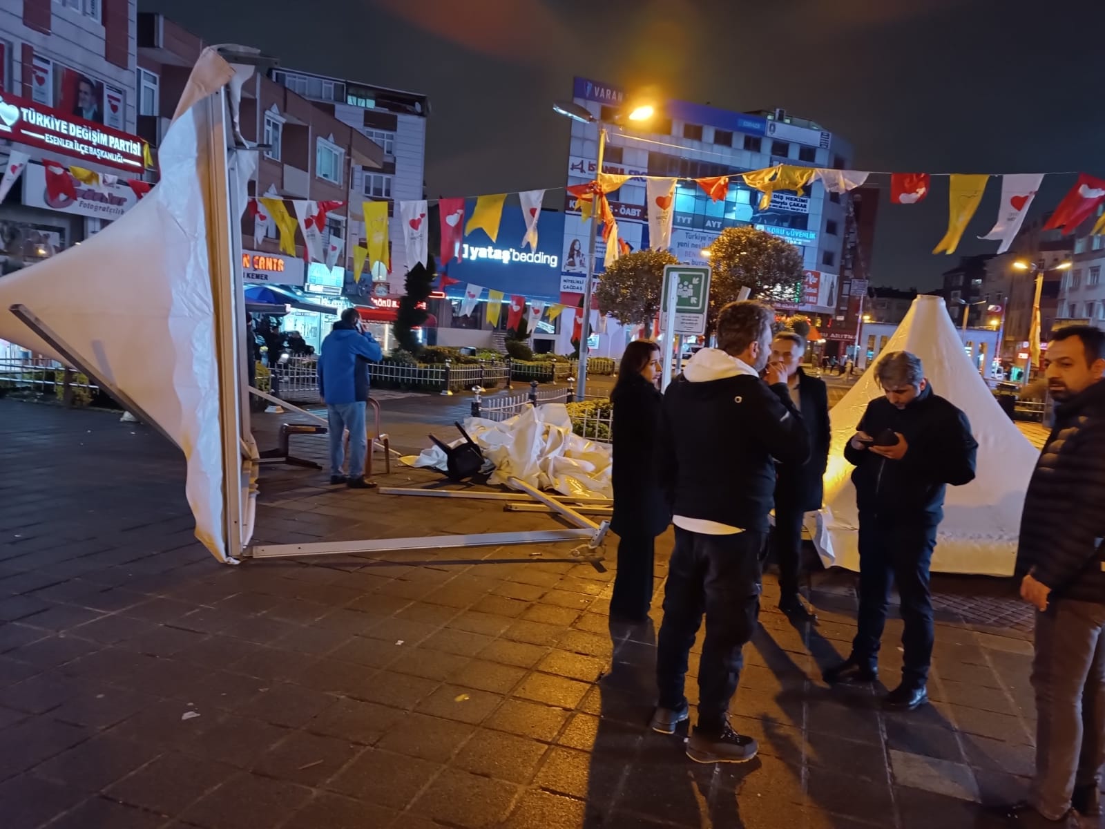 İYİ Parti'nin Esenler’deki seçim standına saldırı!