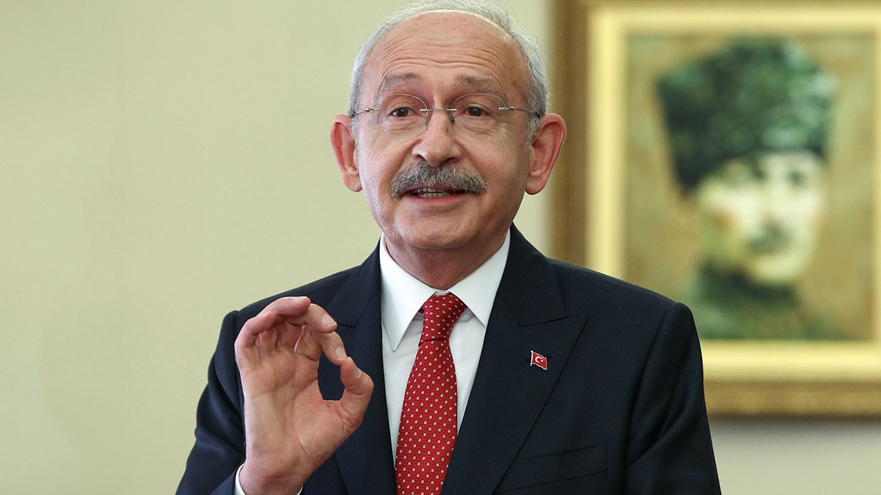 Kemal Kılıçdaroğlu seccadeye bastığı için özür diledi!