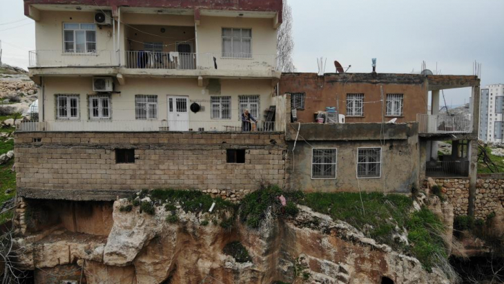 3 odalı mağaranın üzerine 3 kat bina yapıldı