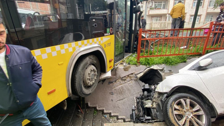 İstanbul’da halk otobüsü dehşeti! Önüne geleni sürükleyip durağa daldı