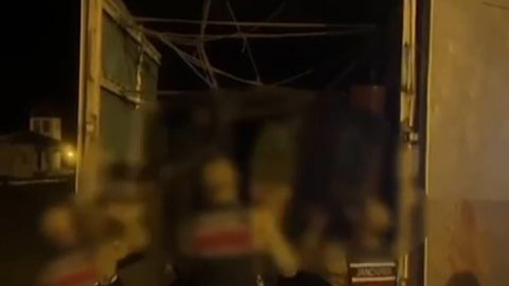 Ev eşyalarının arkasından mülteci çıktı!