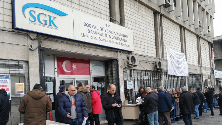 SGK çalışanları EYT'ye isyan edip iş bıraktı