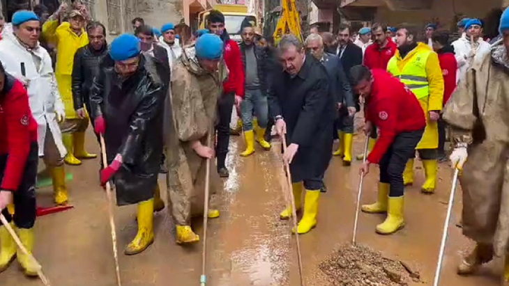 Mustafa Destici Twitter'ın diline düştü! Çekpasla böyle temizlik yaptı