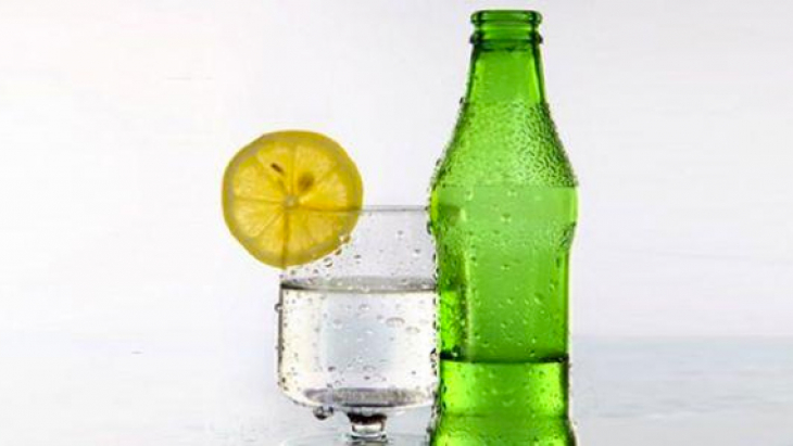 Maden suyunu bardakta içenler dikkat! Sakın bunu yapmayın