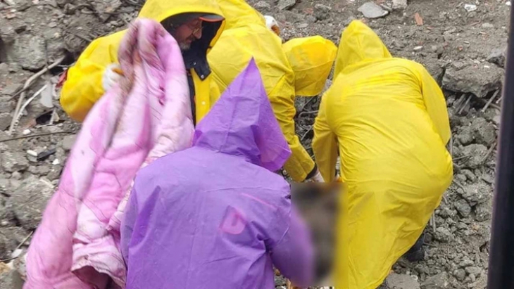 Depremden 42 gün sonra enkazdan bir kişinin cansız bedeni çıkarıldı