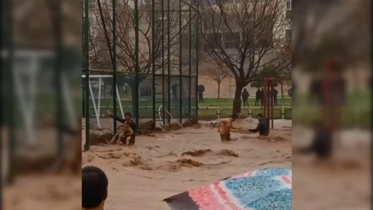 Sele kapılan kızını tutup ağaca sarıldı!