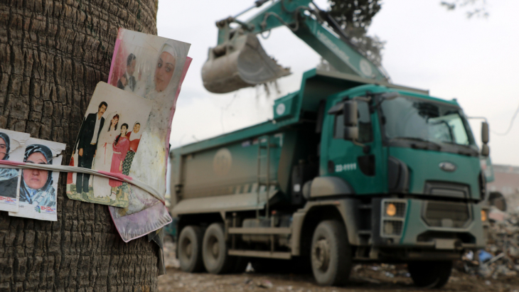 Deprem geride acı hatıralar bıraktı! Enkazdan çıkan fotoğraflar duygulandırdı