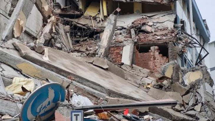 Malatya'da ağır hasar tespitli 7 katlı bina çöktü!