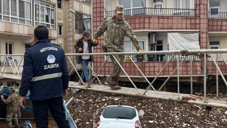 Mehmetçik selde mahsur kalanları seyyar köprüyle kurtardı!