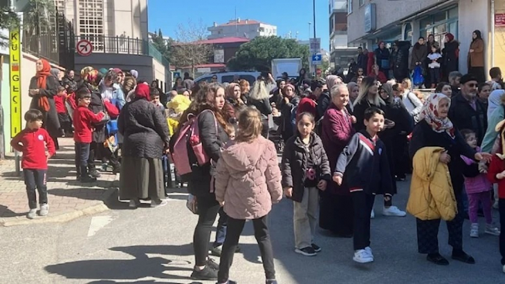 İstanbul’da veliler okul önünde eylem yaptı!