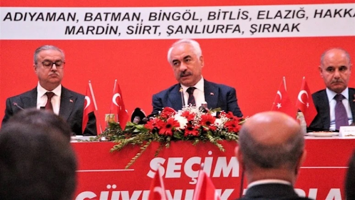 18 yaşından küçükler seçim broşürü dağıtamayacak!
