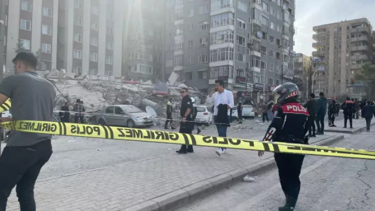 Şanlıurfa'da 6 katlı bina kendi kendine çöktü!