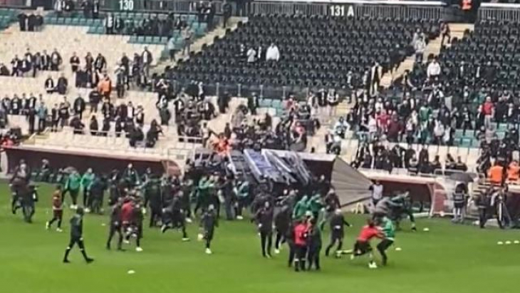 Bursaspor Amedspor maçı öncesi saha savaş alanına döndü