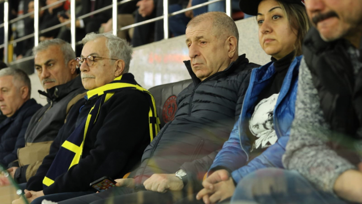 Bir grup MHP'li Ümit Özdağ'a saldırdı! İşte o görüntüler…