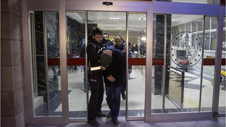 Depremlerde yıkılan binalarla ilgili tutuklananların sayısı yükseldi