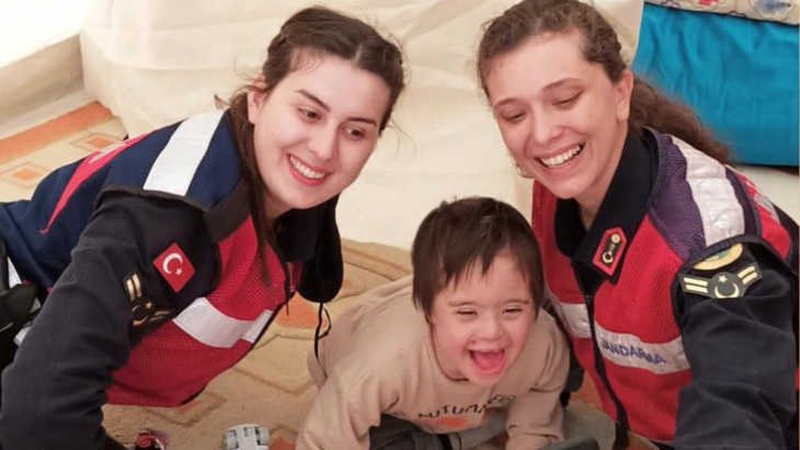 Jandarma’dan Kahramanmaraş’ta duygulandıran hareket! Engelli gencin doğum gününü unutmadılar