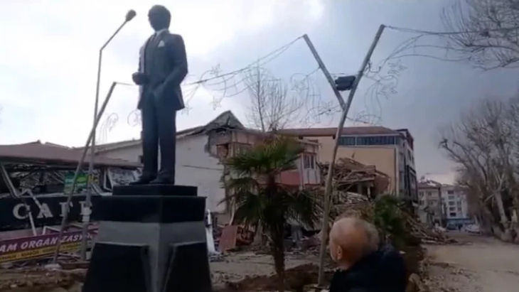 Fay hattı üzerine yapılan Atatürk heykeli depremde yıkılmadı