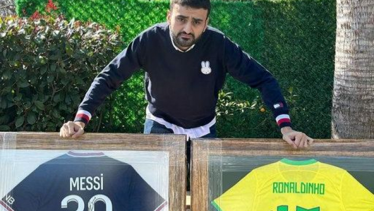 CZN Burak Messi ve Ronaldinho imzalı formalarını sattı