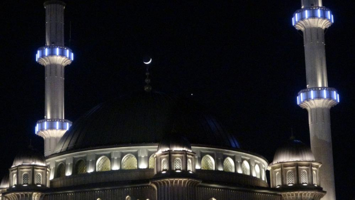 Ay, Venüs ve Jüpiter yakınlaşması Taksim Camii ile birlikte görüntülendi