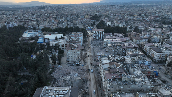 Hatay'da hasarlı evlerin içi dron ile görüntülendi