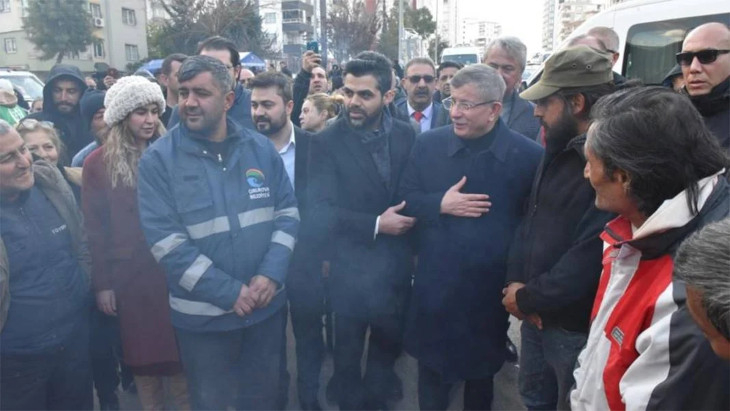 Deprem'in vurduğu illeri gezen Ahmet Davutoğlu: Manzara çok daha vahim