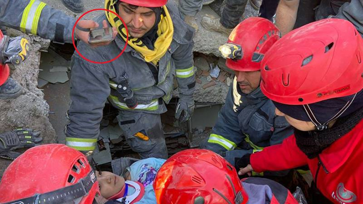 İki kardeş, 100 saat sonra çıkarıldı; ekiplere Zeynep Bastık'ın şarkısını çaldırdı