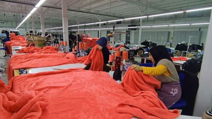 Düzce'de tekstil işçileri gönüllü mesai yaparak depremzedelere battaniye dikiyor