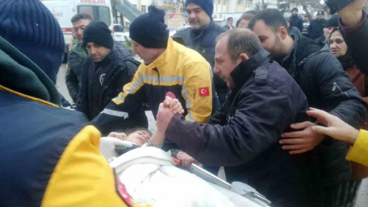 Kahramanmaraş’ta 7 saat enkaz altında kalan 5 yaşındaki Ayşe kurtarıldı!