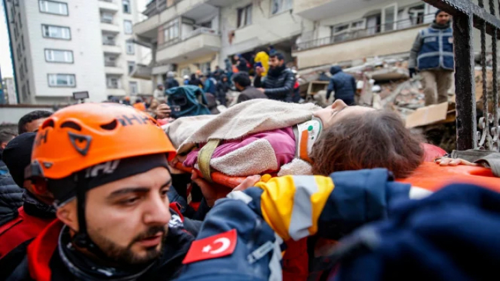 Diyarbakır'da yıkılan binanın altında kalan 11 yaşındaki bir kız çocuğu böyle kurtarıldı