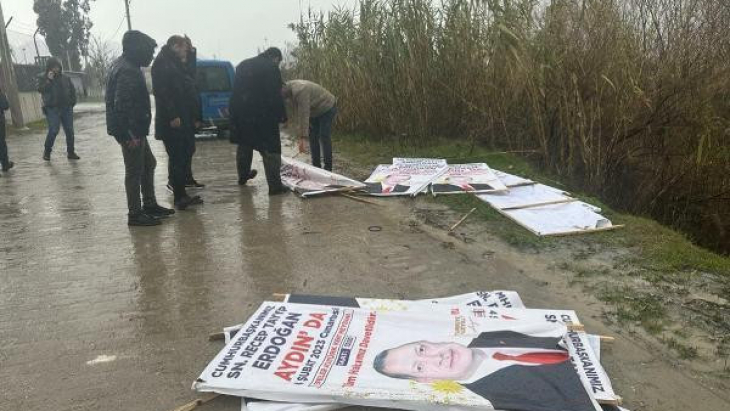 Erdoğan'ın afişlerini söküp dereye attılar!