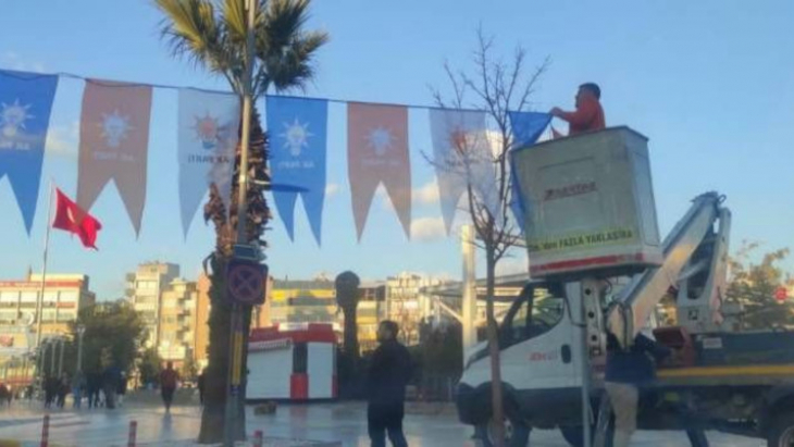 İhaleyi alan şirket AK Parti bayrakları astı: Ortalık karıştı