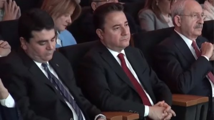 6'lı Masa'nın Ortak Politikalar Mutabakat Metni açıklandığı sırada Gültekin Uysal uyuyakaldı