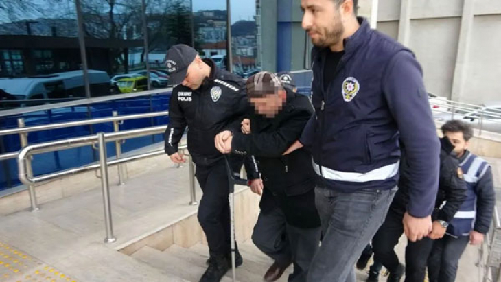 Fuhuş operasyonunda yakalanan adam bastonla zor yürürken görüntülendi