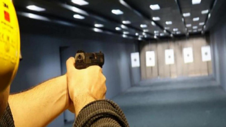 Kadıköy'de dehşet olay: Poligon'da silahı çenesine dayayıp ateş etti!