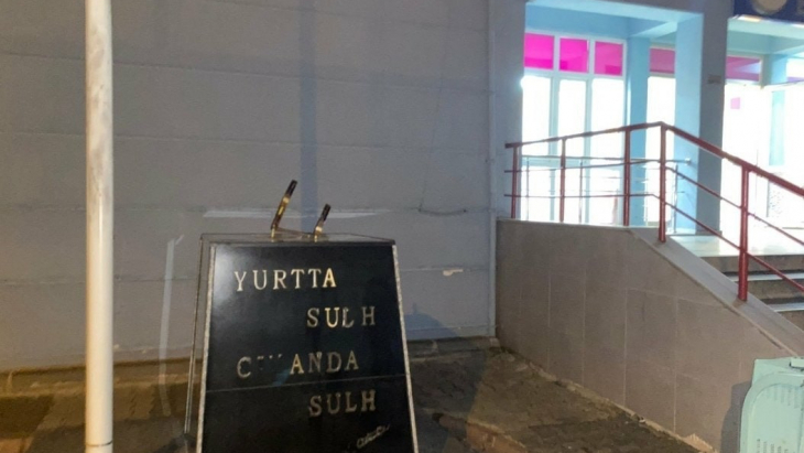 İsveç'te Kuran yakılmasına sözde tepki! Atatürk büstlerine saldırdı…