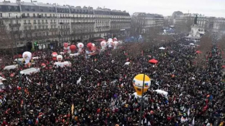 Fransa'da ortalık savaş alanı! Macron’un yasası onbinlerce kişiyi ayaklandırdı