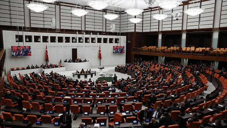 Kamuda sözleşmeliye kadro teklifi meclisten geçti! Yasadan kimler yararlanabilecek?