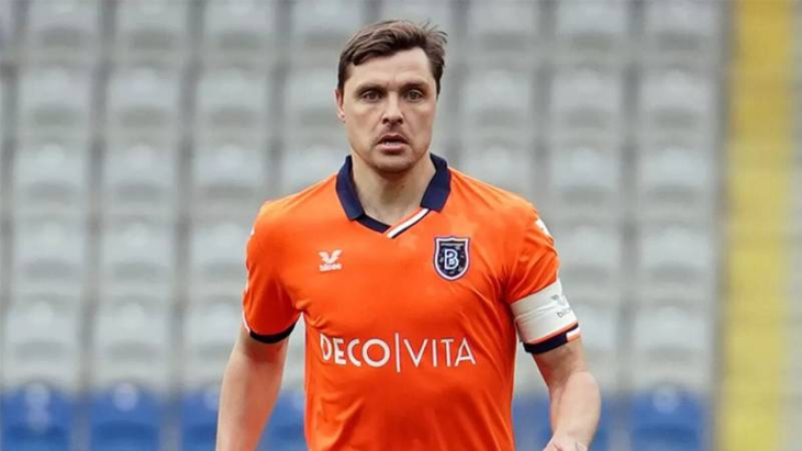 Başakşehir 9 yıllık futbolcusu ile yollarını ayırdı