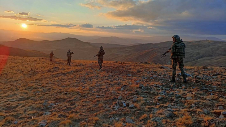 Suriye ve Yunanistan'a yasa dışı yollarla geçmeye çalışan 8 terörist yakalandı