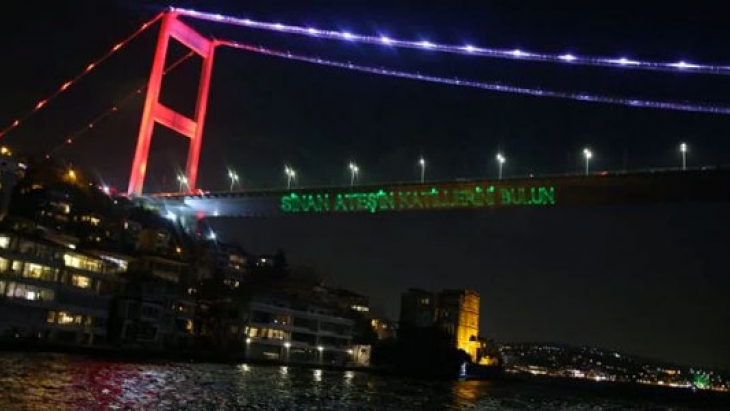 Boğaziçi Köprüsü'nde Sinan Ateş'in katillerini bulun yazısı
