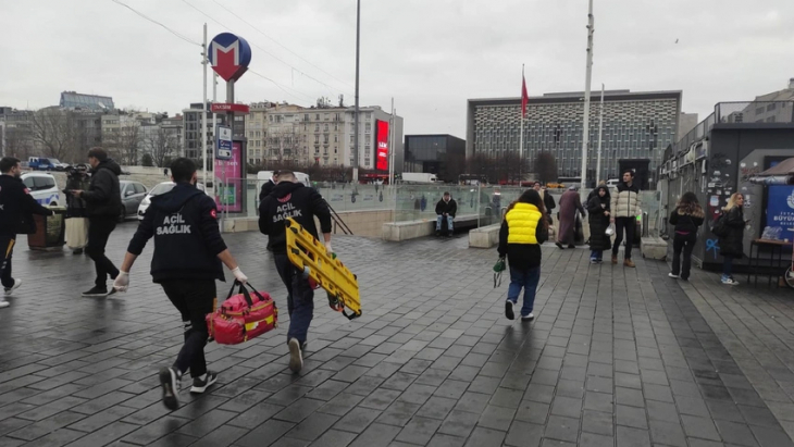 Taksim metrosunda raylara yolcu düştü! Seferler durdu